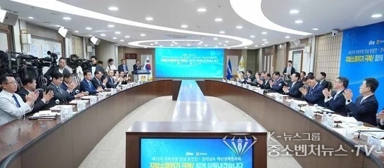  8일 오전 전남도청 서재필실에서 개최된 ‘제22대 국회의원 전남 당선인 전라남도 예산정책협의회’에서 김영록 지사와 당선인 간 전라남도 현안에 대한 보고 및 토론을 하고 있다. ( 사진제공=전남도 )