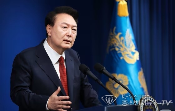  9일 용산 대통령실 청사 브리핑룸에서 열린 취임 2주년 기자회견에서 취재진의 질문에 답하고 있는 윤석열 대통령