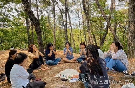 관악산 치유센터 진행하는 '나를 돌아보는 시간' 수업에 참여해 아로마테라피를 하는 주민들.(관악구청 제공)<br>
