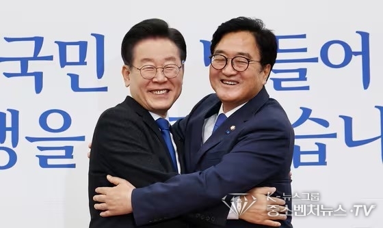 이재명 더불어민주당 대표와 국회의장 후보로 선출된 우원식 의원이 16일 오후 서울 여의도 국회에서 포옹하고 있다