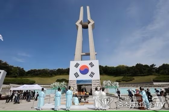 5·18민주화운동 제44주년을 하루 앞둔 17일 광주 북구 운정동 국립5·18민주묘지에서 '5·18민중항쟁 제44주년 추모제'가 진행되고 있다.