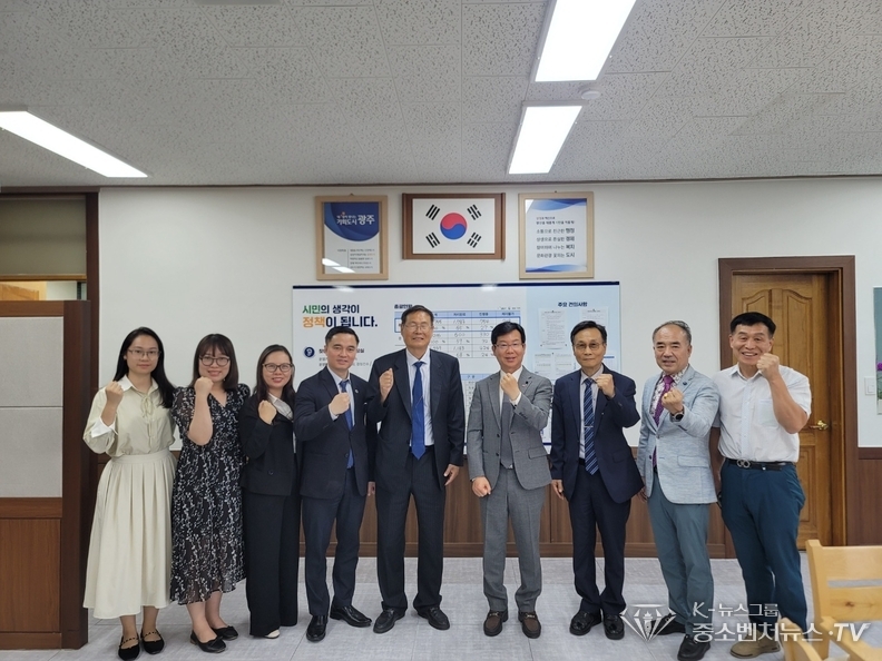 나주대학교 정창덕 총장 과 광주 광산구청 박병규 청장과 함께 기념촬영