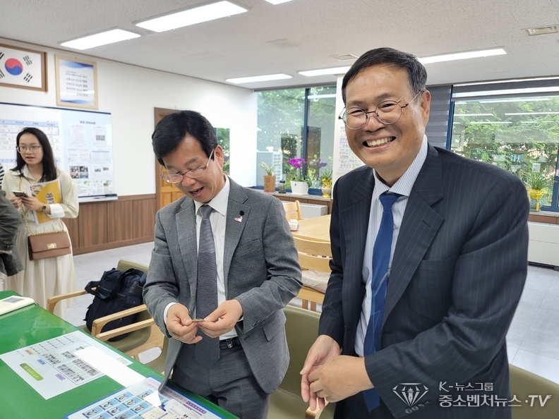 정착덕 나주대 총장은 광산구 박병규 청장에게 행운의 클로버를 선물하였다