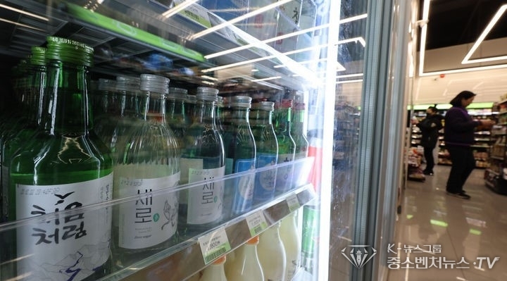 5월말 시행을 앞두고 있는 '잔술' 판매 주류면허법 시행령 대상 주류 "소주"가 마트 냉장고에 진열되어있다. 