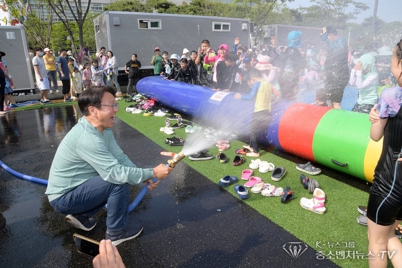 광주시민의 날 기념 축제 강기정 시장이 동심으로 돌아가 어린이들과 물장난을 하고 있다. <사진=광주시 제공 >