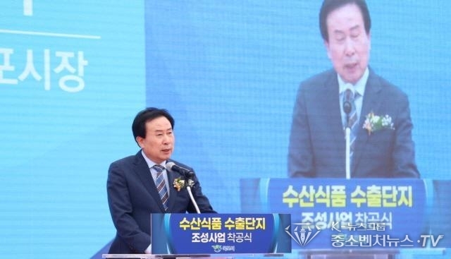 30일 오후 목포대양산단 수산식품수출단지 조성 현장에서 착공식 기념사를 하는 박홍률 목포시장