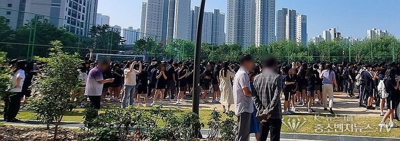 부안 지진으로 교실 빠져나온 중학생들