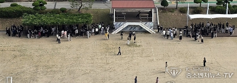  12일 오전 전북 부안군에서 4.8 규모의 지진이 발생하자 부안 모 고등학교에서 학생들이 교실을 빠져나와 운동장에 모여 있다.