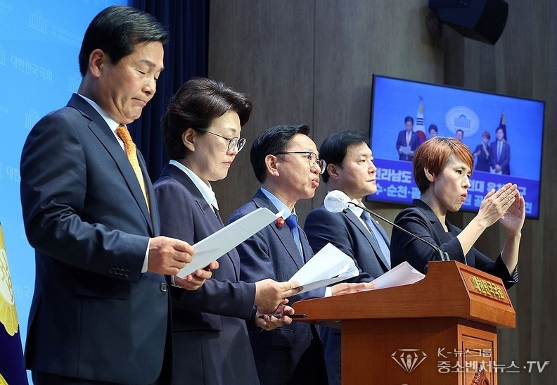지난 5일 더불어민주당 권향엽·김문수·조계원·주철현 의원 등 동부권 의원들이 소통관에서 전라남도 국립의대 순천대 유치 촉구 공동 기자회견을 하고 있다.
