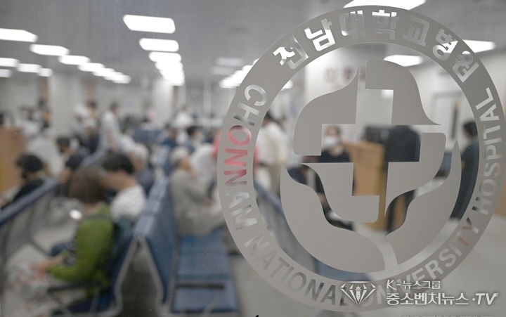 대한의사협회가 오는 18일 예고한 전면 휴진에 전남대병원과 조선대병원 모두 동참하기로 결정한 17일 오전 광주 동구 전남대병원에서 환자들이 진료를 받기 위해 대기하고 있다.