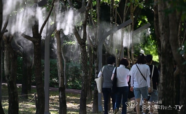 광주와 전남 일부 지역에 폭염주의보가 내려진 19일 오후 광주 서구 5·18기념공원에서 시민들이 쿨링포그 아래로 산책하고 있다.