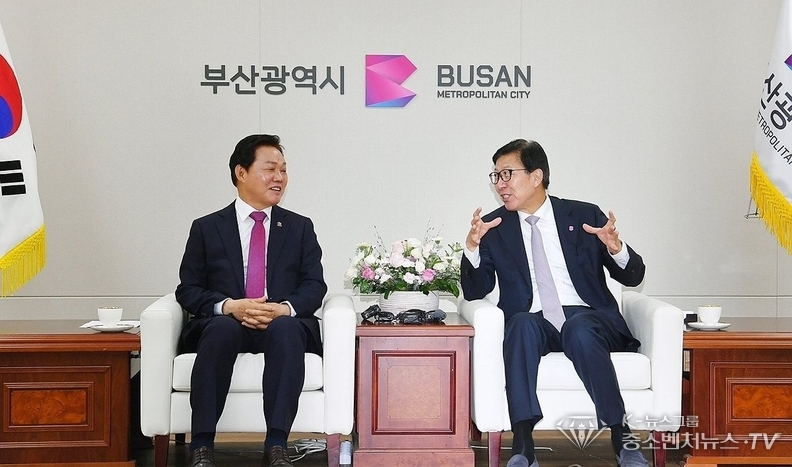 박형준 부산시장(오른쪽)과 박완수 경남도지사가 지난 17일 부산시청에서 만나 부산경남 행정통합을 비롯한 지역 공동 현안을 논의하고 있다. <부산시 제공>