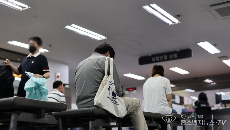 서울 마포구 서부고용복지플러스센터에서 실업급여 신청을 위해 대기하는 구직자들 모습.