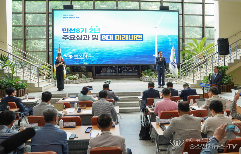 1일 목포시청 중앙로비에서 열린 민선 8기 2년 주요성과와 8대 미래비전 설명 기자회견에서 박홍률 목포시장이 인사말을 하고 있다. <목포시 제공>