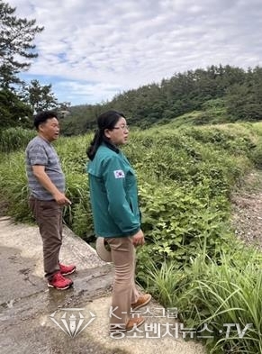 현장 둘러보는 박향란 면장 <신안군 제공>