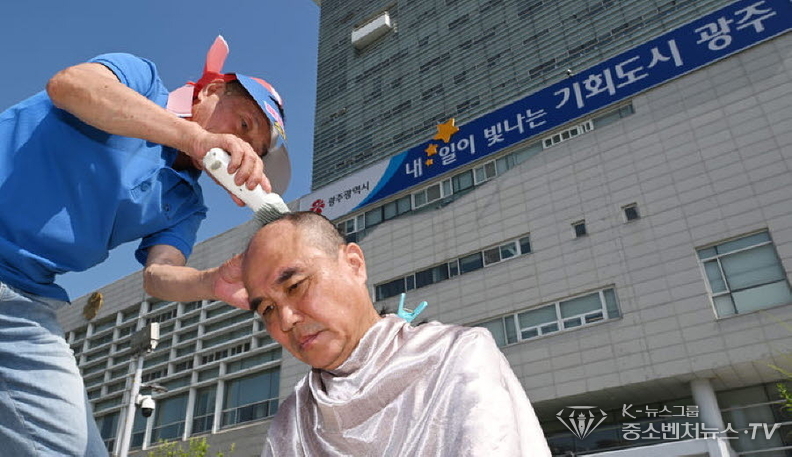  서창·매월 소각장 반대위 소속 주민들이 4일 오전 광주 서구 광주시청 앞에서 서구 매월동 내 소각장 설치를 반대하며 삭발식을 진행하고 있다