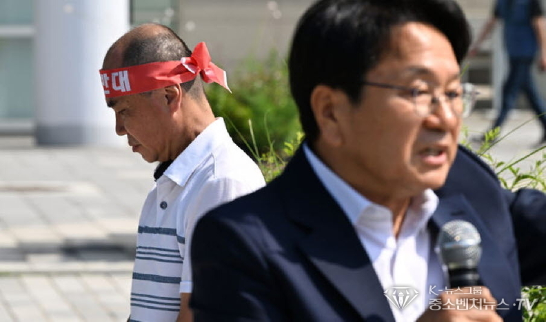 서창·매월 소각장 반대위 소속 한 주민이 4일 오전 광주 서구 광주시청 앞에서 열린 서구 매월동 내 소각장 설치 반대 삭발식에 해명 차 방문한 강기정 광주시장 뒤에서 고개를 돌리고 있다.