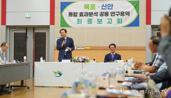 4일 목포대 남악캠퍼스에서 열린 목포·신안통합 효과분석 용역보고회에서 마이크를 든 박홍률 목포시장 (우측) 박우량 신안군수