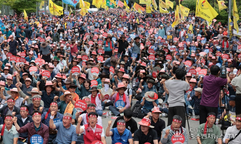 서울 영등포구 여의도 국회의사당역 앞에서 열린 전국 한우농가 한우산업 안정화 촉구 한우 반납 투쟁에서 전국한우협회 소속 회원들이 구호를 외치고 있다.