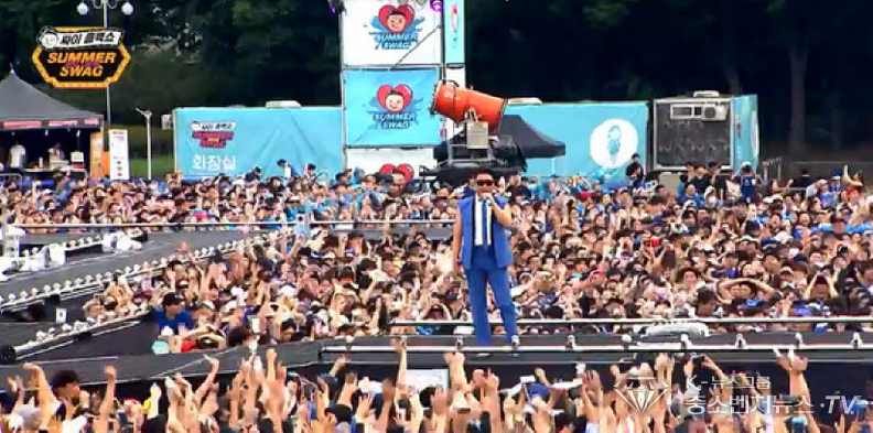 싸이의 콘서트 현장에서 열광하는 관중