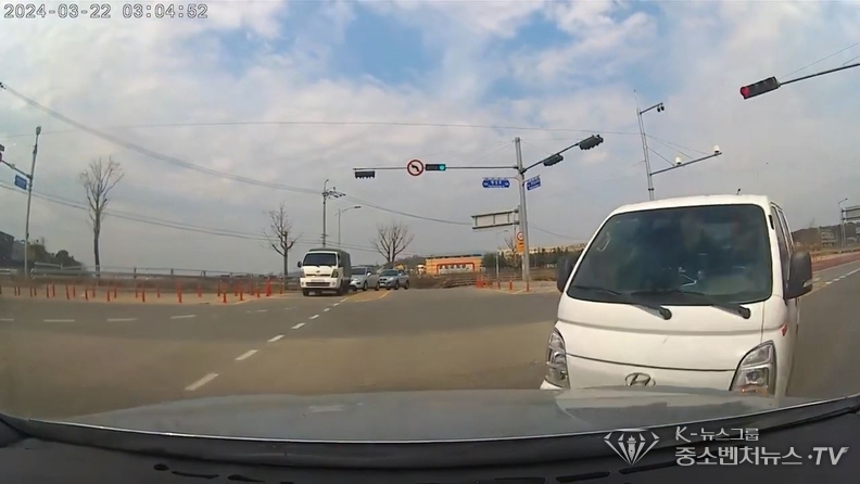 고의로 사고를 내는 A씨 차량 <경기 평택경찰서 제공>