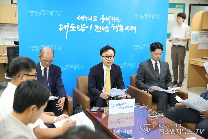 전남 국립의대 신설 정부추천 용역 추진사 관계자들이 1일 오전 전남도청 기자실에서 의대설립방식선정위원회 운영, 1차 도민 공청회 계획 등 용역 추진상황을 설명하고 있다. (사진=전남도 제공)