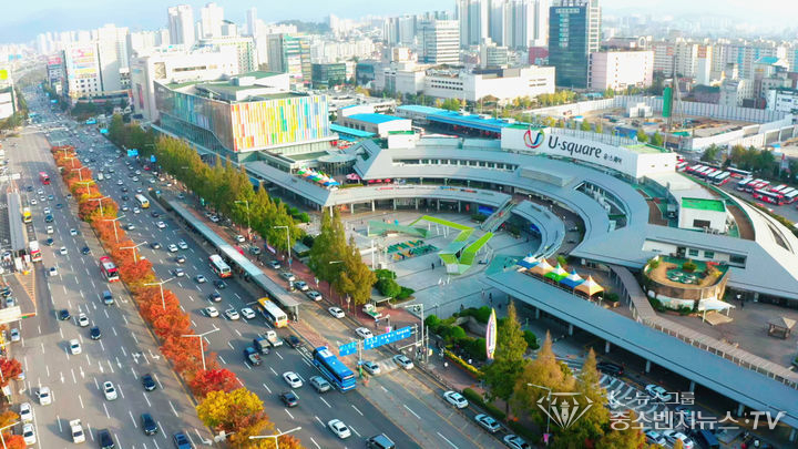 유스퀘어 광주종합버스터미널 전경. 사진 오른쪽 건물은 터미널, 가운데는 문화관, 왼쪽 건물은 광주신세계.