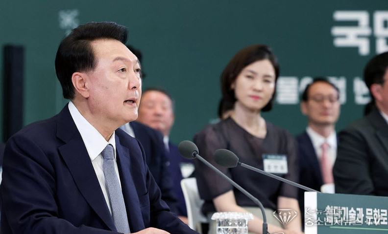 윤석열 대통령이 5일 광주과학기술원에서 '첨단기술과 문화로 미래를 디자인하는 광주'를 주제로 열린 스물여덟 번째 '국민과 함께하는 민생토론회'에서 발언하고 있다. 