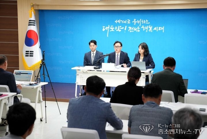 전남 국립 의과대학 신설 정부추천 용역 추진사 관계자가 12일 오전 전남도청 브리핑룸에서 국립 의대·대학병원 설립방식 추천안 등 용역 추진상황을 설명하고 있다. (사진=전남도 제공)