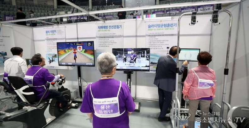지난해 9월26일 서울 중구 장충체육관에서 열린 서울시노인종합복지관협회 주최 2023 서울 시니어 스마트 페스타에서 참가 어르신들이 각종 시니어용 운동 기구를 체험하고 있는 모습. 