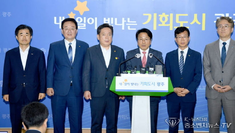 11일 오전 광주 서구 광주시청 5층 브리핑룸에서 강기정 광주시장과 5개 자치구청장이 기자회견을 열고 '자원회수시설(쓰레기 소각장) 입지 선정 방식' 등에 대해 발표하고 있다. 