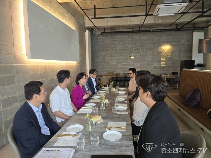 오영주 중소벤처기업부 장관이 지난 6월 세종에서 열린 '골목상권 활성화 관련 업계 및 전문가 간담회'에서 로컬크리에이터 중심의 지역상권 활성화 방안에 대해 참석자들과 논의하고 있다.(사진=중소벤처기업부 제공)