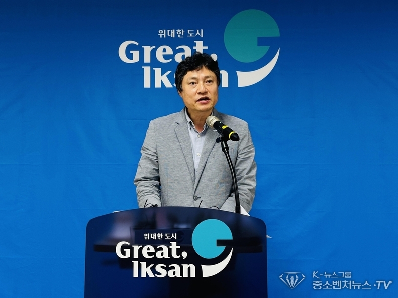 브리핑하는 강영석 익산시 부시장