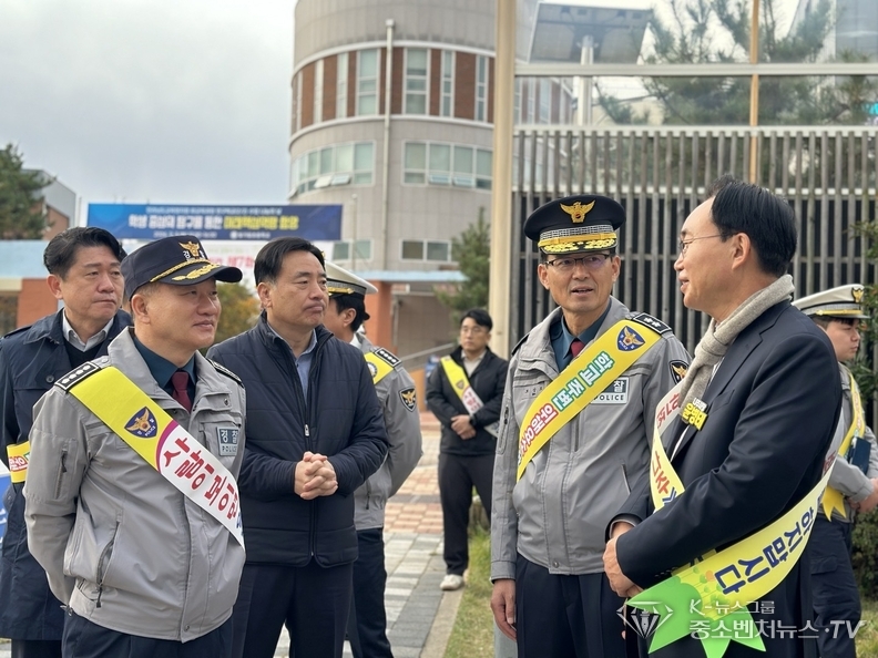 등굣길 교통안전 캠페인에 참석한 윤병태 나주시장(맨 우측)과 협의 중인 모상묘 전남경찰청장(윤시장 좌측)