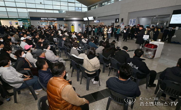  무안공항 여객기 착륙 도중 충돌 사고 이튿날인 30일 오전 전남 무안군 무안국제공항 2층 대합실에서 유족 대상 브리핑이 진행되고 있다.