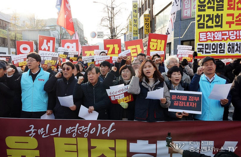 "윤석열 퇴진" 외치는 전북 시민사회단체<br>
윤석열 대통령이 3일 비상계엄을 선포했다가 국회의 의결로 계엄이 해제된 4일, 윤석열 퇴진 전북운동본부가 오전 9시 전주시 완산구 경원동 충경로사거리에서 결의대회를 열고 윤석열 퇴진을 촉구하고 있다. 