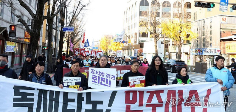 전주 도심 행진하며 외치는 "윤석열 퇴진하라"<br>
윤석열 대통령이 3일 비상계엄을 선포했다가 국회의 의결로 계엄이 해제된 4일, 윤석열 퇴진 전북운동본부가 오전 전주시 완산구 경원동 충경로사거리에서 결의대회를 연 뒤 국민의힘 전북도당 당사로 행진하고 있다.