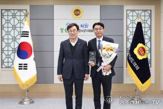 농협중앙회로부터 감사패를 받고 활짝웃고있는 류기준 의원