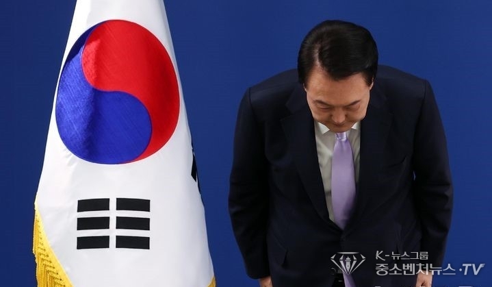7일 서울 용산 대통령실 청사에서 대국민담화 중 고개 숙여 사과하고 있는 윤석열 대통령
