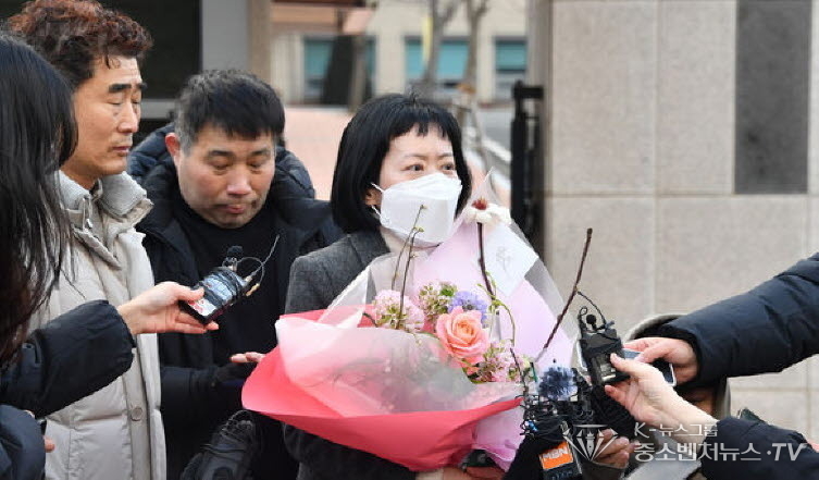 아버지 존속살해 혐의로 복역 중 24년 만에 재심에서 무죄를 선고받은 김신혜(47·여)씨가 6일 전남 장흥군 용산면 장흥교도소에서 석방 직후 취재진 질문에 답하고 있다. 김씨는 다량의 수면제 탄 술을 마시게 해 아버지를 살해한 뒤 유기한 혐의로 무기징역이 확정돼 복역하다 이날 재심 재판에서 무죄가 선고돼 풀려났다.