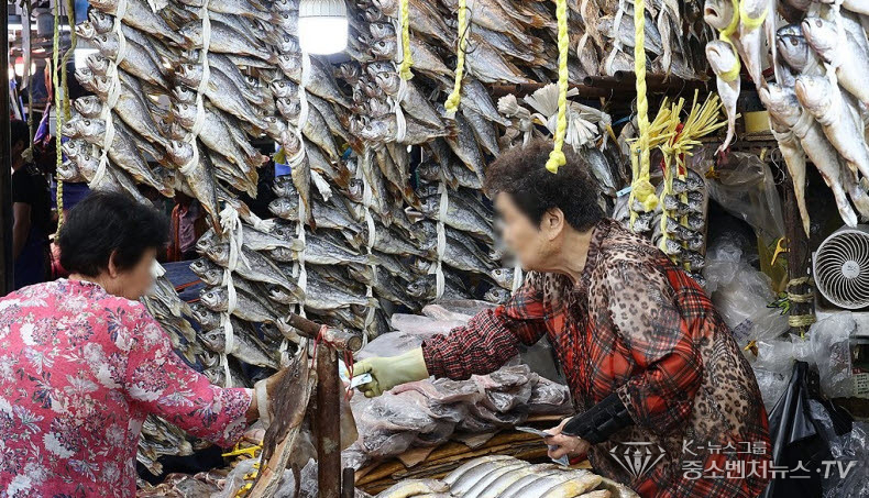 서울 시내의 한 전통시장에 조기가 걸려있다