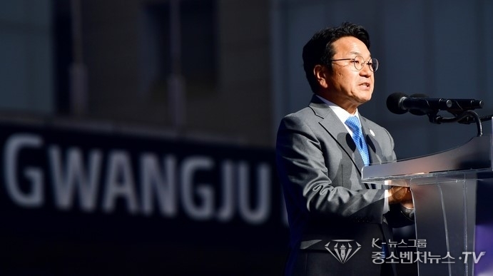 강기정 광주시장이 6일 오후 광주 북구 광주비엔날레 전시장에서 열린 제14회 광주비엔날레 개막식에서 축사하고 있다.