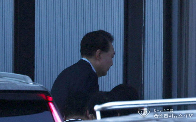 고위공직자범죄수사처(공수처)와 경찰에 의해 체포된 윤석열 대통령이 15일 오전 조사를 받기 위해 경기도 정부과천청사 공수처로 들어서고 있다.