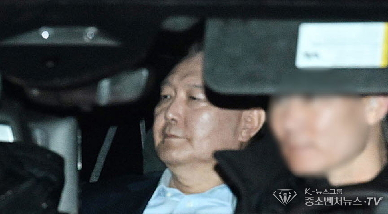 윤석열 대통령이 지난 15일 경기도 정부과천청사 고위공직자범죄수사처(공수처)에서 조사를 마친 뒤 서울구치소로 향하고 있다.