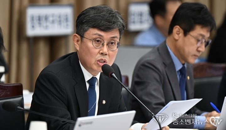 안도걸 더불어민주당 의원이 24일 오전 정부광주지방합동청사 3층 대회의실에서 열린 국회 기획재정위원회의 광주지방국세청·광주본부세관 등 국정감사에서 질의를 하고 있다.
