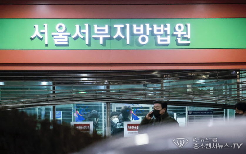 윤석열 대통령의 구속영장이 발부된 지난 19일 서울 마포구 서울서부지방법원의 철문이 윤 대통령 지지자들에 의해 파손되어 있다.