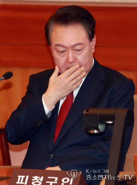 윤석열 대통령이 21일 오후 서울 종로구 재동 헌법재판소에서 열린 탄핵심판 3차 변론기일에 출석해 피청구인 측에 자리하고 있다.