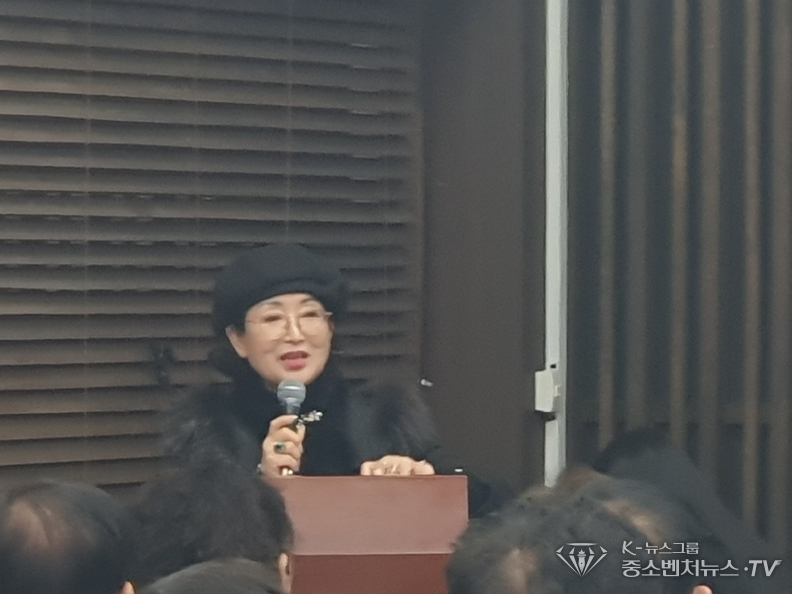 내, 외빈 소개를 진행한 서울시 어머니 기자단 단장 안영화 교수