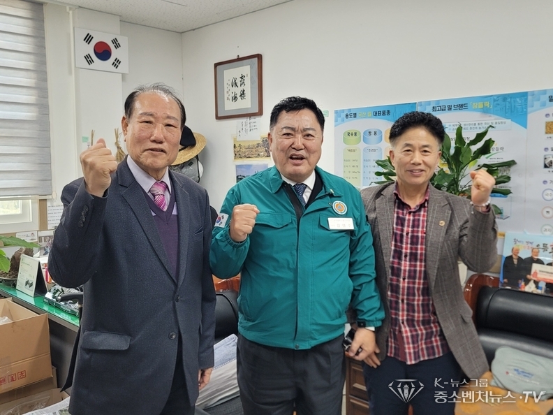 좌측-한국우리밀농업협동조합 천익출 조합장, 중앙-광주광역시 광산구의회 김명수 의장, 우측-김범안 명장