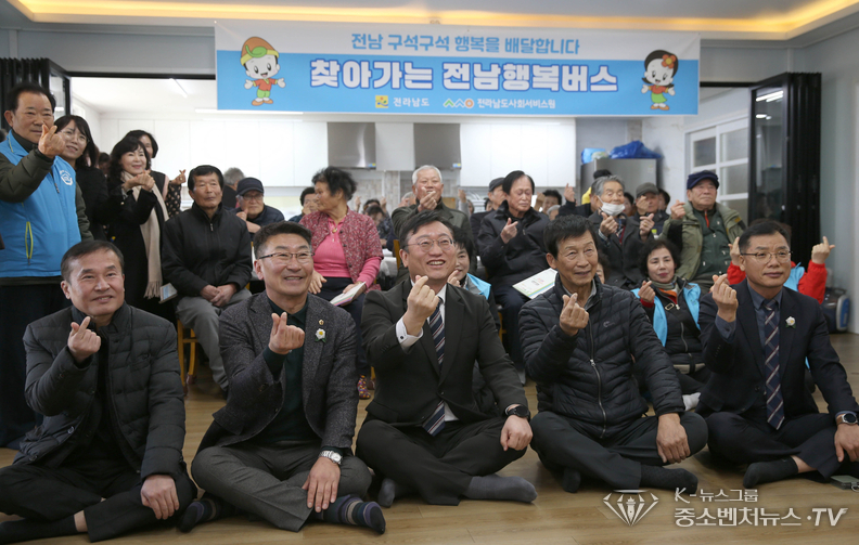 명창환 행정부지사와 함께 마을어르신과 기념사진을 촬영하고 있다